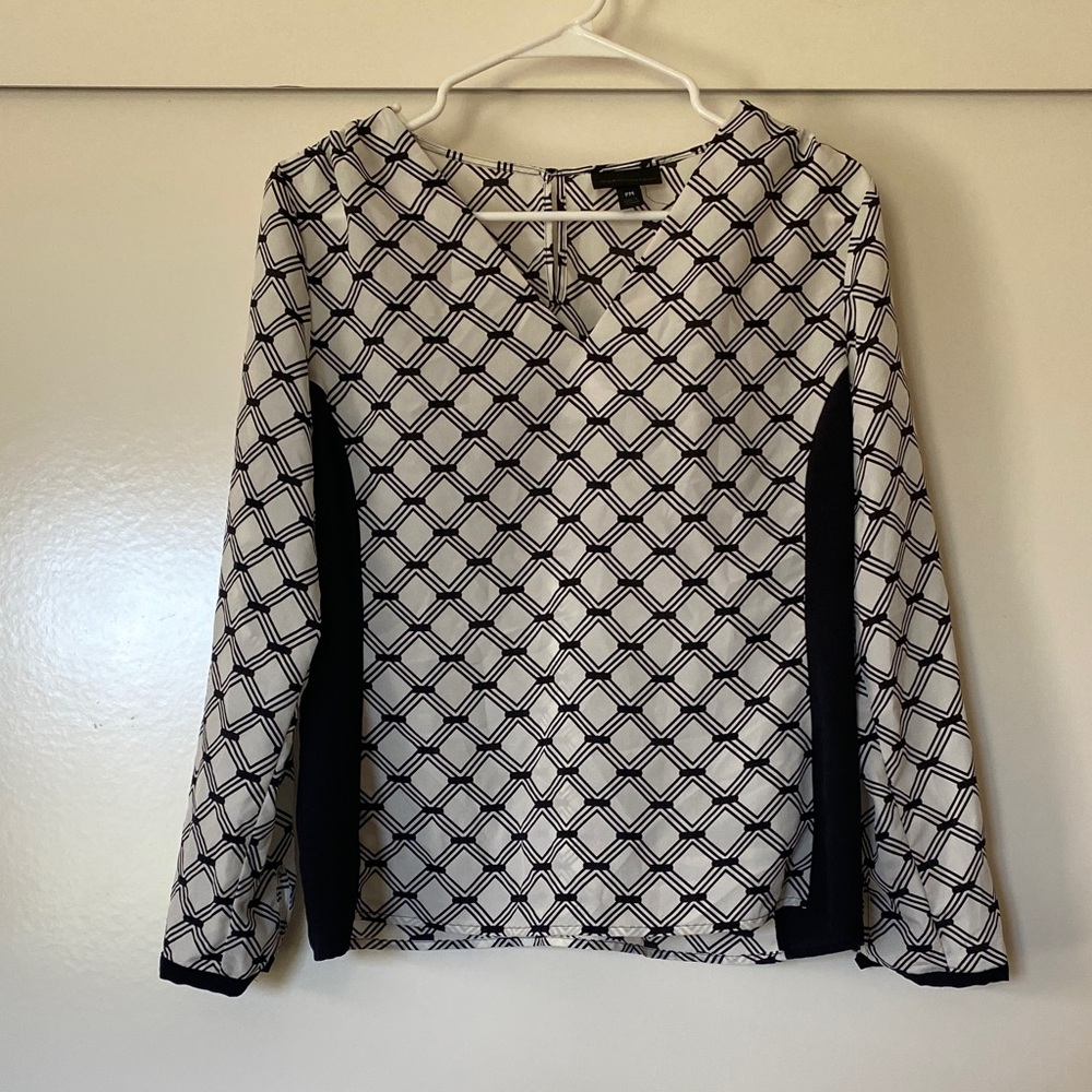 Worthington White and Black Geometric Long Sleeve Blouse